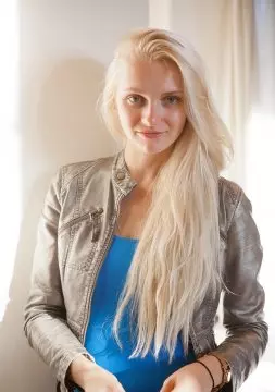 KühlLangbeinigBlond image 0
